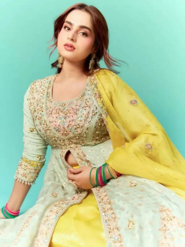 Ayesha Khan Wiki