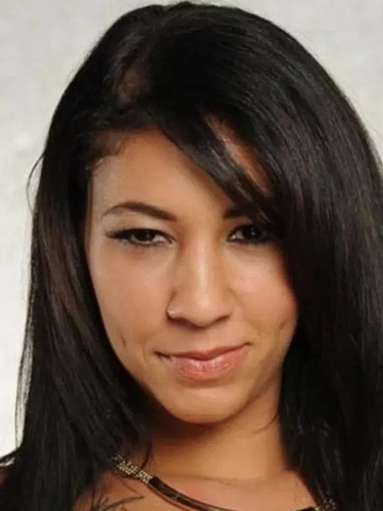 Esmi Lee Biography: Wiki, Age, Career, Height, Weight, Boyfriend, Net Worth & More